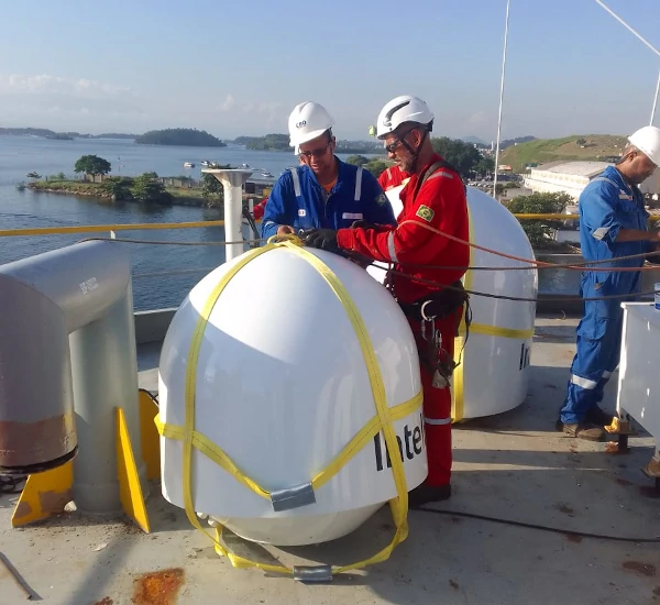 tecnicos-instalacao-antena-offshore Técnicos da Sea Radio, empresa de telecomunicações offshore, realizando instalação em antena de satélite.