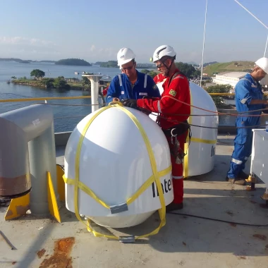 Técnicos da Sea Radio Telecom instalando antena de comunicação em embarcação marítima