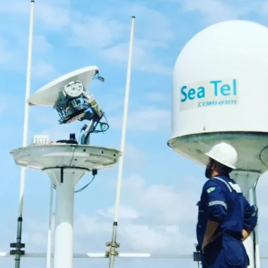Técnicos da Sea Radio Telecom instalando antena de comunicação em embarcação marítima