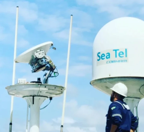 tecnico-instalacao-manutencao-antena-offshore Técnico da Sea Radio, empresa de telecomunicações offshore, realizando manutenção em antena de satélite.